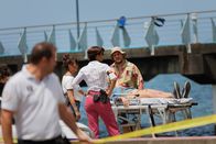 Deadly Tropics – Mélissa (Sonia Rolland, M.), Gaëlle (Béatrice de la Boulaye, l.) und Valentin (Philippe Dorian, r.) ermitteln in einem Mordfall, nachdem die Leiche einer jungen Frau am Kai aufgefunden wurde.