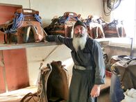 Athos – Vater Grigorios präsentiert seine Sattel. Das Reiten brachte er sich selbst bei.