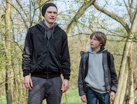 Tatort – Die Seitz-Ehrmann-Brüder auf der Flucht (von links: Jonas Schlagowsky und Iason Becker).