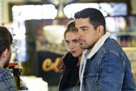 Navy CIS – Um den Kopf eines Drogenrings aufzudecken, mimen Bishop (Emily Wickersham, l.) und Torres (Wilmer Valderrama, r.) in ihrem Undercover-Einsatz ein kriminelles Pärchen, Doch dann begeht Torres einen folgenschweren Fehler ...