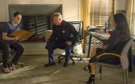 Elementary – Zwei Männer werden tot aufgefunden, beide in dem Moment ermordet als sie ihrerseits einen Mord inszenieren wollten. Captain Gregson (Aidan Quinn, M.) und Watson (Lucy Liu, r.) hoffen, dass Davis Potter (Alexander Chaplin, l.), der Geschäftspartner eines der Opfer, ihnen weiterhelfen kann ...