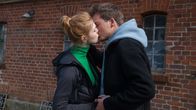 Rote Rosen – Als Finn (Lucas Bauer, r.) Nici (Lucy Hellenbrecht, l.) voller Verständnis begegnet, kann sie nicht anders, als ihn zu küssen