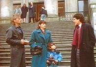 MacGyver – MacGyver (Richard Dean Anderson, l.), Mary Ruth (Penny Pyser, M.) und Tommy (Tony Dakota) verabschieden sich von Richard Giordano (Peter Yunker, r.), dem das Sorgerecht für seinen Sohn entzogen wurde.