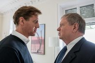 Der Staatsanwalt – Staatsanwalt Bernd Reuther (Rainer Hunold, r.) und Thomas Sautier (Thomas Heinze, l.) mustern sich misstrauisch. Reuther (Rainer Hunold) ist sich sicher, dass der Ehemann der Toten etwas vor ihm verbirgt.