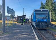 alpha-expedition: Mit dem Zug ... – Jakuszyce, früher Jakobstal genannt, ist der am höchsten gelegene Bahnhof Polens. Als er und die Verbindung über den Neuweltpass 1902 gebaut wurde, war er der höchste Preußens.