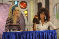 How I Met Your Mother – Gemeinsam mit ihrer besten Freundin Jessica (Nicole Scherzinger, r.) hat Robin (Cobie Smulders, l.) vor Jahren in einer kanadischen Kindersendung mitgespielt ...