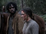 The Nightingale - Schrei nach Rache – Die Irin Clare (Aisling Franciosi), die gerade einen Engländer getötet hat, findet in dem Aborigine Billy (Baykali Ganambarr), der mit den Engländern ebenfalls noch eine offene Rechnung hat, einen zuverlässigen, mutigen Begleiter.