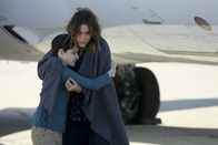 Scorpion – Ahnen nicht, dass Walter ihnen noch immer etwas verheimlicht: Ralph (Riley B. Smith, l.) und Paige (Katharine McPhee, r.) ...
