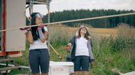 SommerCamp - Back To the Roots – Vanessa (re.) hat den Bauwagen-Limbotanz gut drauf.