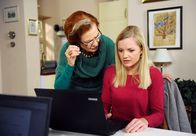 Rote Rosen – ARD ROTE ROSEN FOLGE 1411 Uhr im ERSTEN. Jule (Kim-Sarah Brandts, r.) ist ernüchtert: die Arbeit der Co-Autorin für Johanna (Brigitte Antonius, l.) erweist sich als zu oberflächlich.