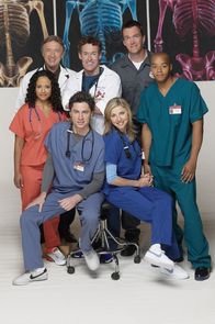 Scrubs - Die Anfänger – (2. Staffel) - Ein unschlagbares Team: (v.l.n.r.) Carla Espinosa (Judy Reyes), Dr. Bob Kelso (Ken Jenkins), John Dorian (Zach Braff), Dr. Phil Cox (John C. McGingley), Elliot (Sarah Chalke), Hausmeister (Neil Flynn) und Turk (Donald Faison) ...