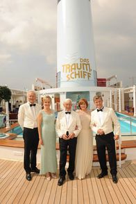 Das Traumschiff – "Das Traumschiff: New York, Savannah, Salvador da Bahia/Brasilien" mit Harald Schmidt (l.), Inka Bause (2.v.l.), Siegfried Rauch (M.), Heide Keller (2.v.r.) und Nick Wilder (r.).