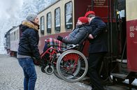 In aller Freundschaft – Dominik Lorenz (Jonah Rausch, mi.) kann es nicht fassen, dass Kris Haas (Jascha Rust) ihm diesen fast peinlichen Wunsch erfüllt. Dominik liebt Dampfloks und Kris macht mit ihm kurzerhand einen Ausflug in den Harz. Dominik ist seit langem mal wieder richtig glücklich und genießt gemeinsam mit Kris einen großartigen Tag.