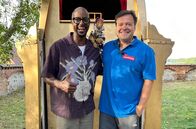 Yared kommt rum – Yared und Puppenspieler& KiKaninchen-Erfinder Christian Bahrmann.
