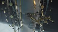 Strangest Things – Das Metallgerät passt auf einen Frauenkopf und nimmt Mikro-Messungen vor, die den Schönheitsgrad bestimmen sollen.