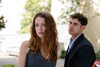 Im Alleingang - Elemente des Zweifels – Von Vivian (Alice Dwyer, l.) ist Arndt (Roy Peter Link, r.) auf Anhieb fasziniert und es bahnt sich eine Romanze zwischen ihnen an. Ein gefundenes Fressen für Actis, der mit diesem Trumpf in der Hand den Sieg gegen Maria und Vivian vor Gericht als sicher glaubt ...