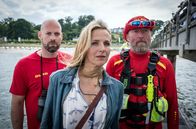 Praxis mit Meerblick – Nora (Tanja Wedhorn) und die Rettungsschwimmer (Namen bitte auslesen) staunen.