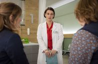 In aller Freundschaft – Als Prof. Dr. Maria Weber (Annett Renneberg, mi.) zu ihrer Patientin zurückkommt, wird ihr klar, dass auch Anna Wohlrab (Imke Büchel, re.) und ihre Tochter Franzi (Pauline Knof, li.) den Artikel über Maria im Internet gefunden haben.