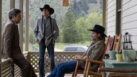 Yellowstone – L-R: Thomas Rainwater (Gil Birmingham), Mo Brings Plenty (Mo Brings Plenty) und Kayce Dutton (Luke Grimes)