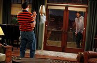 Two and a Half Men – Kaum hat Rose es geschafft und Charlie in Paris zu ihrem Mann gemacht, ist sie auch schon Witwe: Ihr Angetrauter wurde prompt von einer U-Bahn überrollt. Alan (Jon Cryer, l.) erbt das Haus, kann es sich aber nicht leisten, doch dann taucht IT-Milliardär Walden Schmidt (Ashton Kutcher, r.) auf ...