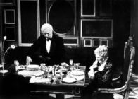 Dinner for One oder Der neunzigste Geburtstag – Freddie Frinton als Diener James und May Warden als alleinspeisende alte Dame Miss Sophie in der Schweizer Version von 1963.