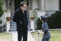 Criminal Minds – Vincents (Alex O'Loughlin, l.) zehntes Opfer hatte einen Sohn, Stanley (Jake Cherry, r.), der blind ist und Zeuge des Mordes war, ohne den Mörder gesehen zu haben. Stanley wird zur Schlüsselfigur für die Ermittler ...