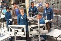 Bones - Die Knochenjägerin – Brennan (Emily Deschanel, 3.v.l.), AUSA Caroline Julian (Gaststar Patricia Belcher, 2.v.l.) und das Jeffersonian-Team (LR: Tamara Taylor, Michaela Conlin, Gaststar Eugene Byrd und TJ Thyne) arbeiten daran, Booth freizulassen Gefängnis.