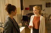 SOKO Stuttgart – Selma Kirsch (Yve Burbach, l.) holt noch weitere persönliche Gegenstände von Henriette bei ihrer ehemaligen Mitbewohnerin Jenny Brenner (Friederike Ott, r.) ab. Die Ermittler wollen einen DNA-Test durchführen, um sicherzustellen, dass Henriettes kürzlich aufgetauchter Halbbruder wirklich mit ihr verwandt ist.