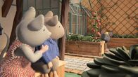 Sam & Julia im Mäusehaus – Julia (links) und Sam (Mitte) haben sich vor Tonio (rechts) versteckt. Der ist ihnen schon den ganzen Tag auf den Fersen, weil er wissen will, wo ihr Geheimversteck ist.