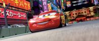 Cars 2 – Um bei einer spektakulären Welttournee zu Gunsten alternativer Brennstoffe mitzufahren, macht sich Rennstar Lightning McQueen (gesprochen von Manou Lubowski) auf nach Japan.