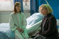 Der Alte – In Dr. Franziska Sommerfeld (Christina Rainer, r.) hat Julia Berking (Julia Koch, l.) jemanden gefunden, dem sie sich anvertrauen kann.