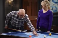 B Positive – Harry (Hector Elizondo, l.); Gina Dabrowski (Annaleigh Ashford, r.)