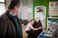 Notruf Hafenkante – Der entlassene Mitarbeiter der Kaffeerösterei Friedhelm Altvater (Paul Faßnacht, l.) hat die Besitzer der insolventen Firma, Margarethe van Noten (Kerstin de Ahna, r.) und ihren Sohn Dominik van Noten (Oliver Sauer, M.), in seine Gewalt gebracht.
