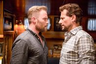 Harrow – (v.li.): Ditch Davey (Robert Quinn), Ioan Gruffudd (Dr. Daniel Harrow).