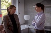 Notruf Hafenkante – Jasmin (Gerit Kling, l.) versucht Ina Bärmann (Christina Hecke, r.) davon zu überzeugen, gegen ihren gewalttätigen Mann auszusagen.