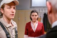 Sturm der Liebe – Shirin (Merve Çakır, M.) und Gerry (Johannes Huth, l.) erfahren von Alfons(Sepp Schauer, r.), dass Shirin keine Chance hat, die Schauspielerin zu schminken.