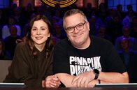 Wer weiß denn sowas? – Rateteam-Kapitän Elton (r.) mit Schauspielerin Aylin Tezel (l.).
