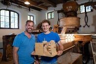 Checker Julian – Wie eine alte Getreidemühle funktioniert, findet Julian gemeinsam mit dem Mühlen-Experten und Historiker Jan (links) im Freilichtmuseum Glentleiten heraus.