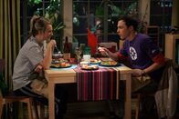 The Big Bang Theory – Sheldon (Jim Parsons, r.) verabredet sich mit Penny (Kaley Cuoco, l.) zum Spaghetti-Essen. Das verheimlicht er vor seinen Freunden, weil ihm Howard deutlich macht, dass er sich nach der Trennung von Leonard und Penny für eine Seite entscheiden muss ...