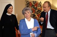 Um Himmels Willen – Gertrud Maybach (Grit Boettcher, M.), die Mutter von Schwester Hanna (Janina Hartwig, l.) hat Brustkrebs. Schwester Hanna und ihr Stiefvater Leo Maybach (Miguel Herz-Kestranek, r.) können nicht akzeptieren, dass Gertrud sich einem Wunderheiler anvertrauen will.