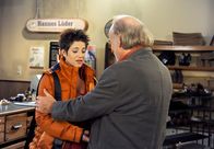 Rote Rosen – ARD ROTE ROSEN FOLGE 1419 Uhr im ERSTEN. Ariane (Alexandra Horn, l.) schafft es nicht, Hannes (Claus Dieter Clausnitzer, r.) von der nicht bestandenen Prüfung zu erzählen und lügt ihn an.