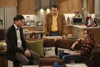 Two and a Half Men – Walden (Ashton Kutcher, l.) kann einfach nicht fassen, dass sein Herz gebrochen wurde, während Alan (Jon Cryer, M.) unter dem Decknamen Jeff Starkmann eine Eroberung nach der anderen macht. Auch Jennys (Amber Tamblyn, r.) tröstende Worte sind nicht gerade hilfreich ...