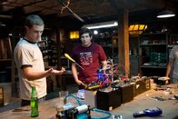 Project: Almanac – Noch ahnen David (Jonny Weston, l.) und Quinn (Sam Lerner, r.) nicht, dass kleinste Veränderungen im Leben ernsthafte Konsequenzen nach sich ziehen können ...