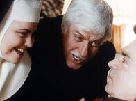 Diagnose: Mord – Schwester Michael (Delta Burke, l.) und Sloan (Dick Van Dyke, M.), als Priester verkleidet, retten dem in Todesgefahr schwebenden Mafiaboss das Leben.