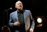 Joe Cocker - Mad Dog with Soul – 2007 erhält Cocker den Orden des Britischen Empires für seine Verdienste um die Musik. Ein weiteres Jahrzehnt lang nimmt er daraufhin neue Songs auf und tourt um die ganze Welt (wie hier im Jahr 2010).