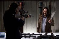 Machete – Nomen est omen: Während der skrupellose Geschäftsmann Booth (Jeff Fahey, l.) versucht, den widerstrebenden Machete (Danny Trejo, r.) zu einem Attentat an dem rassistischen Senator McLaughlin zu "überreden", interessiert dieser sich mehr für die Machete, die vor ihm liegt ...