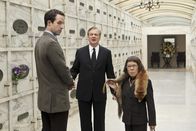 Navy CIS: L.A. – Um den Tod eines Soldaten aufzuklären, versuchen Hetty (Linda Hunt, r.) und Nate Getz (Peter Cambor, l.) bei David Lerner (David Bickford, M.) im Bestattungsinstitut Hinweise zu bekommen ...
