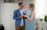Sturm der Liebe – Nils (Florian Stadler, l.) macht Desirée (Louisa von Spies, r.) einen Heiratsantrag.