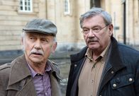 Rentnercops – ARD PROGRAMMDIREKTION, RENTNERCOPS, neue Vorabendserie (8 Folgen), Folge 7 "Keine ruhige Minute"50 Uhr im Ersten. Eine regelrechte Einbruchsserie sucht das rechtsrheinische Köln heim. Wobei eigentlich gar nichts gestohlen wird. Im Gegenteil. Es wird jeweils etwas hinzugefügt und zwar die traditionelle Kölner Flönz. Edwin (Tilo Prückner, l.) und Günter (Wolfgang Winkler, r.) überlegen: Wer bricht denn bei Rentnern ein, um ihnen eine Blutwurst in die Bude zu legen?