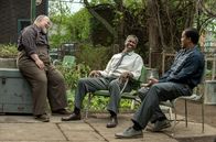 Fences – (v.l.n.r.) Jim Bono (Stephen McKinley Henderson); Troy Maxson (Denzel Washington); Lyons (Russell Hornsby)